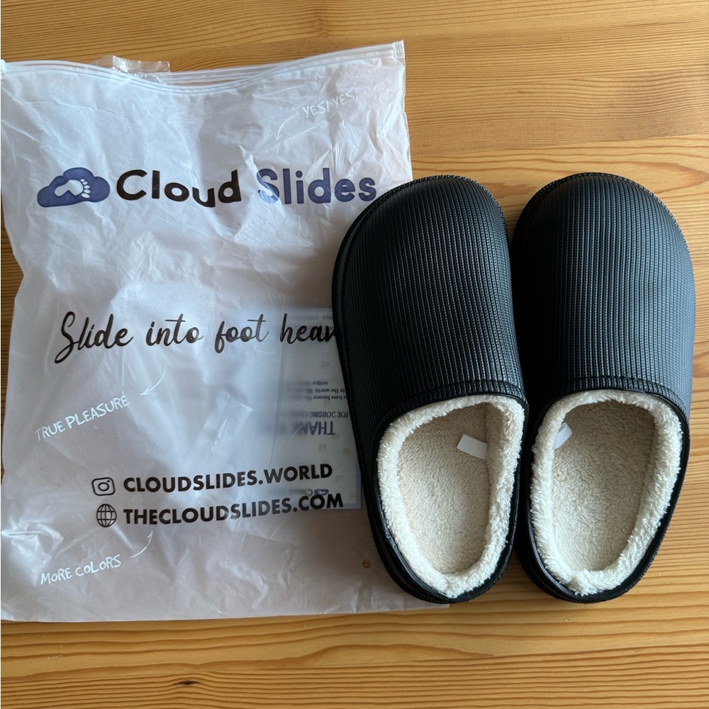Cloud Slides Black Slippers
